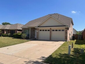 5880 Crestview Dr in Grand Prairie, TX - Building Photo - Building Photo