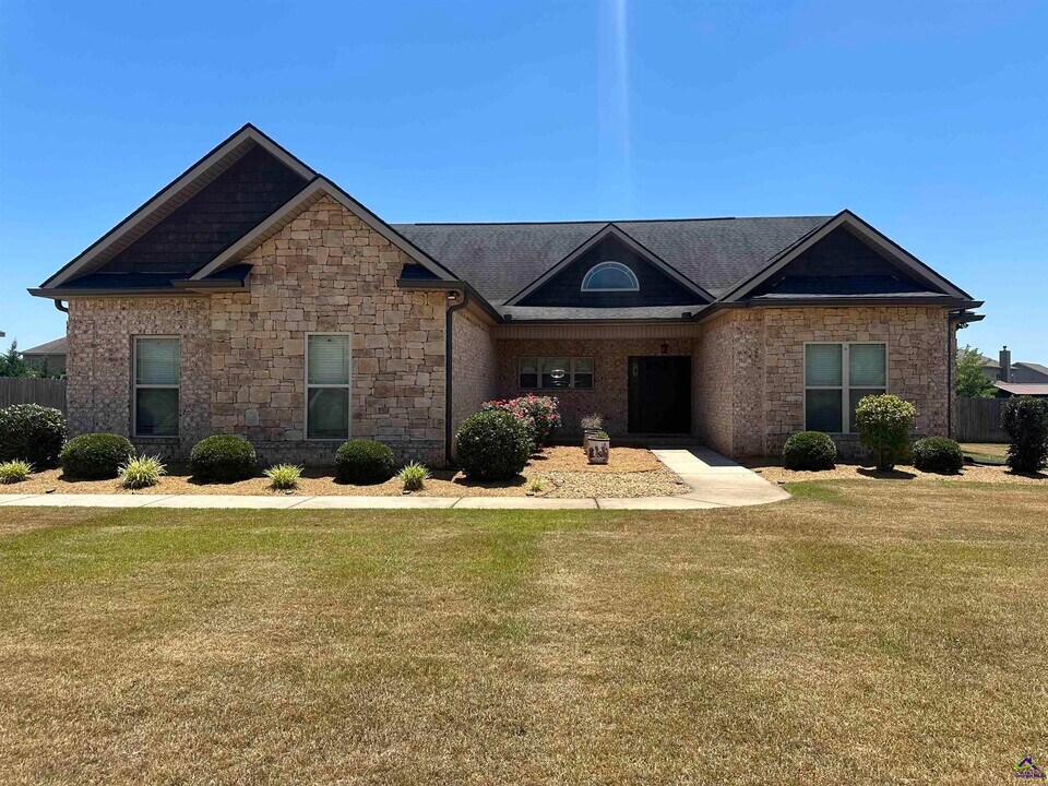 144 Addington Dr in Kathleen, GA - Building Photo