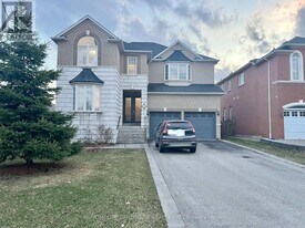 18 Fountain Ct in Richmond Hill, ON - Building Photo