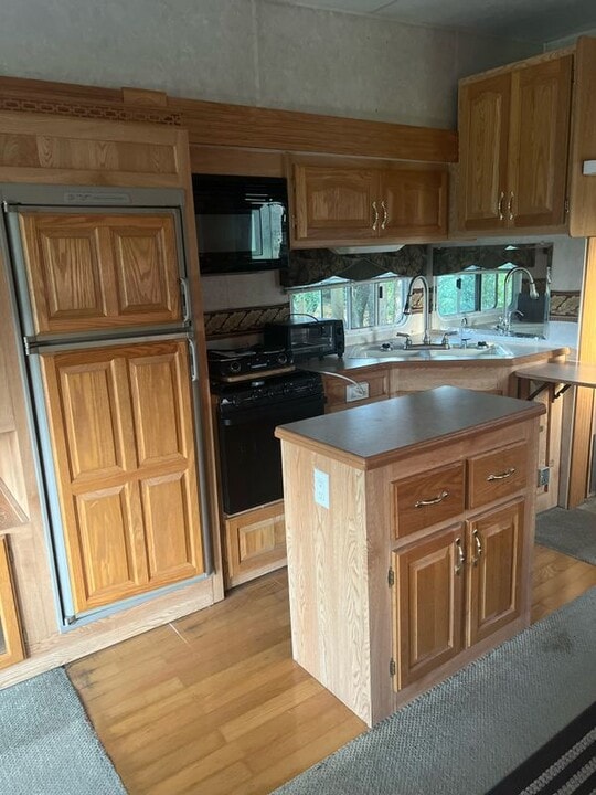 9101 NE 37th Ave in Anthony, FL - Building Photo