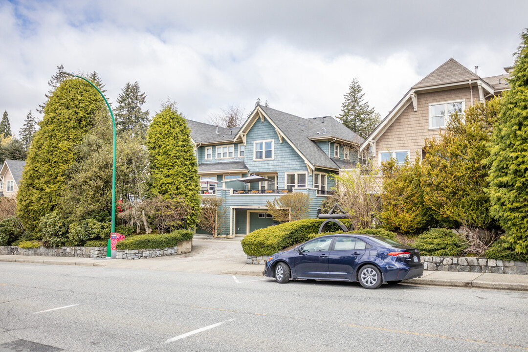 207 Queens Rd E in North Vancouver, BC - Building Photo