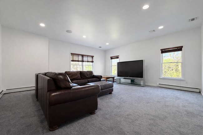 12 Fortune Way in Suffern, NY - Building Photo - Building Photo