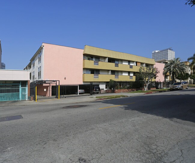 737 S Oxford Ave in Los Angeles, CA - Foto de edificio - Building Photo