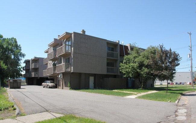 Riverwood Apartments in Lansing, MI - Foto de edificio - Building Photo