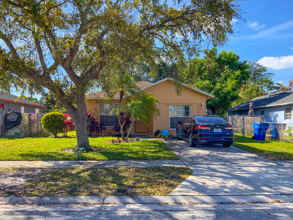 2625 W 28th St in Riviera Beach, FL - Building Photo