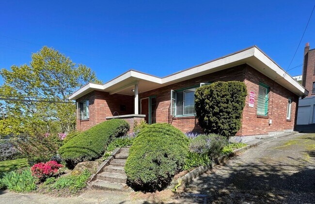 property at 220 E Hamlin St
