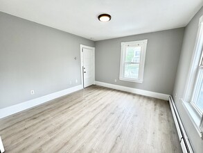 30 Spruce St, Unit 1 in Clinton, MA - Foto de edificio - Building Photo