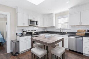 845 Main St in East Greenwich, RI - Building Photo