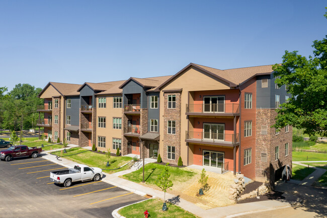 Waubesa Village in McFarland, WI - Foto de edificio - Building Photo