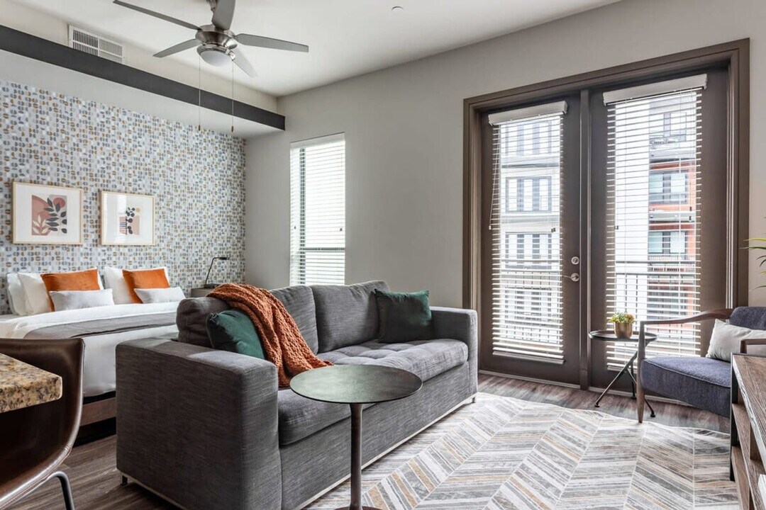 3201 Esperanza Crossing in Austin, TX - Building Photo