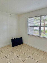4205 N University Dr, Unit 111 in Sunrise, FL - Foto de edificio - Building Photo