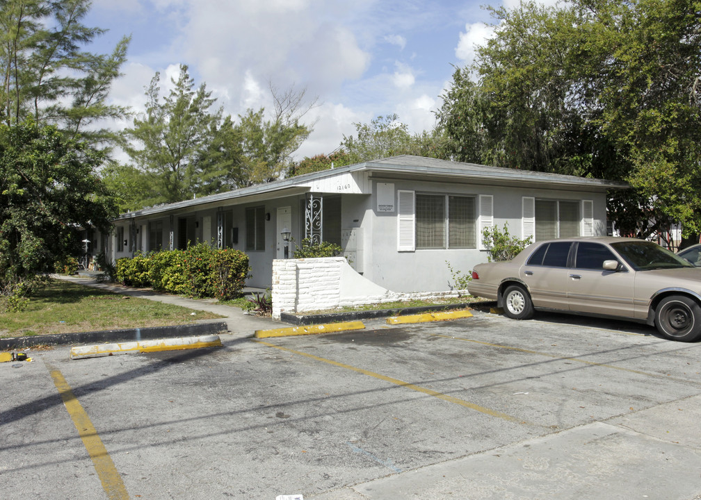 12160 NE 8th Ave in Miami, FL - Foto de edificio