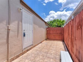 10460 SW 43rd St in Miami, FL - Building Photo