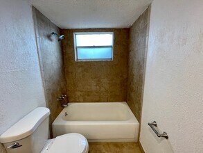 1230 NE 139th St, Unit 306 in North Miami, FL - Building Photo - Building Photo