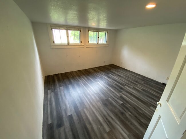 404 NW A St, Unit #B in Grants Pass, OR - Building Photo - Building Photo