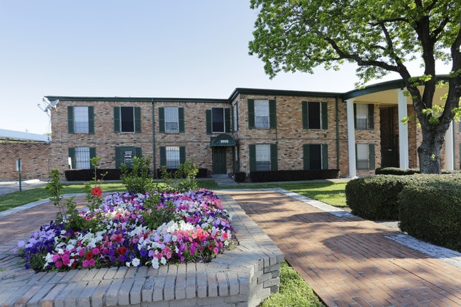 The Atrium At 5606 in Houston, TX - Building Photo - Building Photo