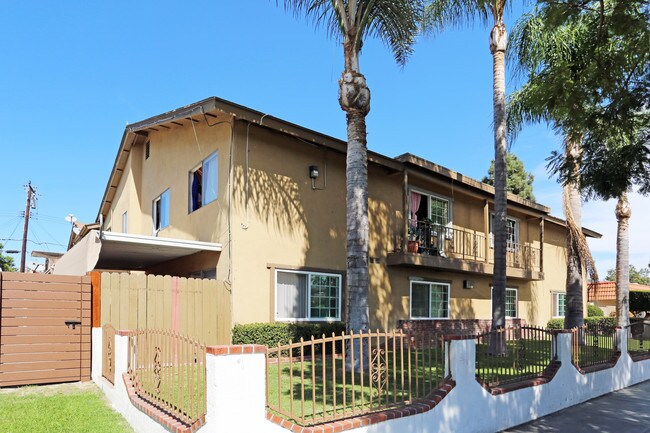 201 E Leatrice Ln in Anaheim, CA - Foto de edificio - Building Photo