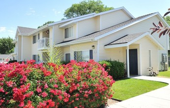 Meadowbrook Apartments in Emmett, ID - Foto de edificio - Building Photo