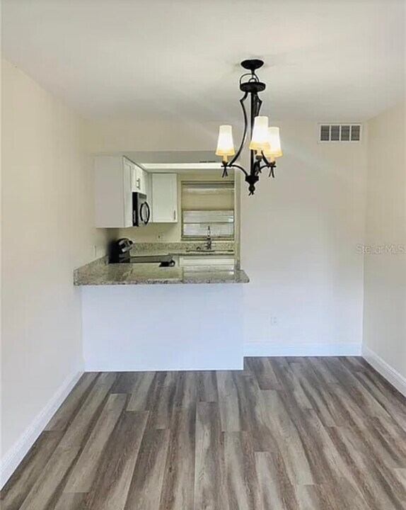 5161 Tennis Court Cir in Tampa, FL - Foto de edificio