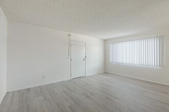 7233 Loma Verde Ave in Los Angeles, CA - Foto de edificio - Building Photo