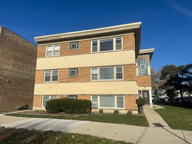 37 W Conti Pky, Unit 1 in Elmwood Park, IL - Building Photo - Building Photo