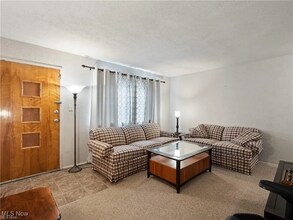 194 Dalepark Dr in Bedford, OH - Building Photo - Building Photo