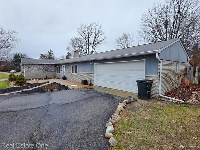 2287 Strader Dr in West Bloomfield Township, MI - Building Photo - Building Photo