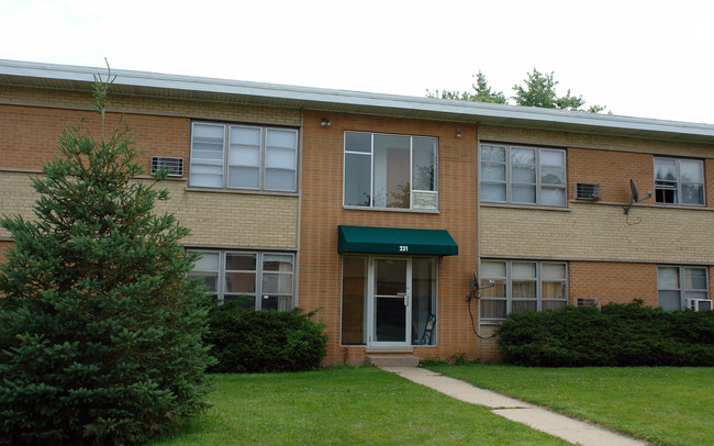 231-235 W Terra Cotta Ave in Crystal Lake, IL - Foto de edificio - Building Photo