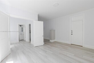 1610 Salzedo St in Coral Gables, FL - Foto de edificio - Building Photo