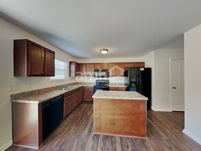 1748 Eastway Dr in Dallas, NC - Building Photo - Building Photo