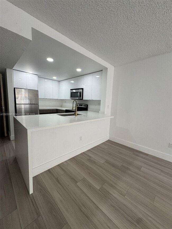 20860 San Simeon Way in Miami, FL - Building Photo - Building Photo