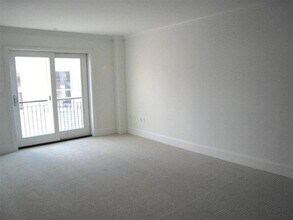 155 Beacon St, Unit 2 in Somerville, MA - Foto de edificio - Building Photo