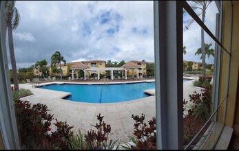 165 NW 96th Terrace in Pembroke Pines, FL - Foto de edificio - Building Photo