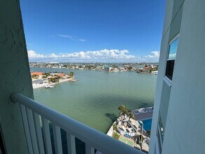 420 64th Ave in St Pete Beach, FL - Foto de edificio - Building Photo