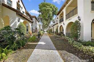 2938 St Thomas Dr in Hollywood, FL - Building Photo - Building Photo