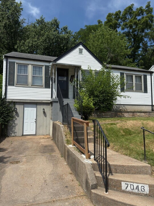 7046 Manette Dr in St. Louis, MO - Building Photo