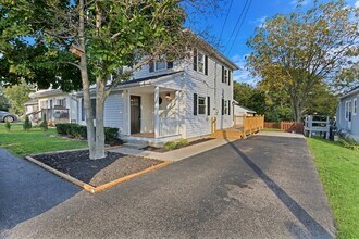 27065 N Ridge St in Wauconda, IL - Foto de edificio - Building Photo