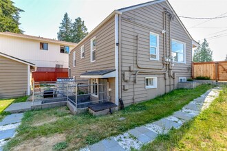 14630 11th Ave SW in Burien, WA - Building Photo - Building Photo