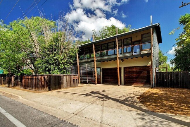 1308 W N Loop Blvd in Austin, TX - Foto de edificio - Building Photo