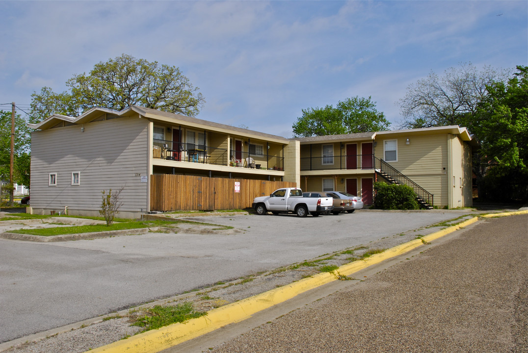 Oak Street Apartments in Denton, TX - Foto de edificio