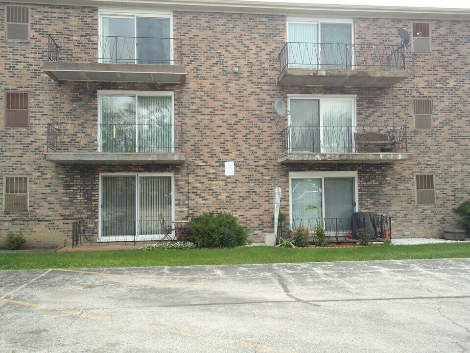 5854 W 76th Pl in Burbank, IL - Building Photo
