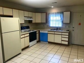 705 E Eisenhower Ln in Haubstadt, IN - Foto de edificio - Building Photo