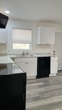 1134 Co Rd 464 in Lake Panasoffkee, FL - Foto de edificio - Building Photo