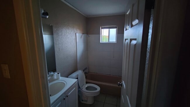 1724 Laurie St, Unit E in Harlingen, TX - Building Photo - Building Photo