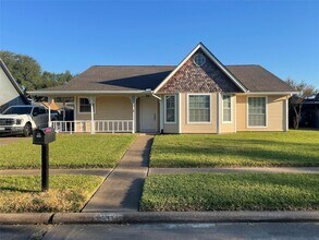 302 Yorkshire Ct in Deer Park, TX - Building Photo - Building Photo
