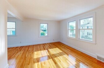14 Grew Hill Rd, Unit 1 in Boston, MA - Building Photo - Building Photo