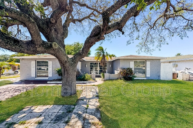 10005 Regency Park Blvd in Port Richey, FL - Building Photo - Building Photo