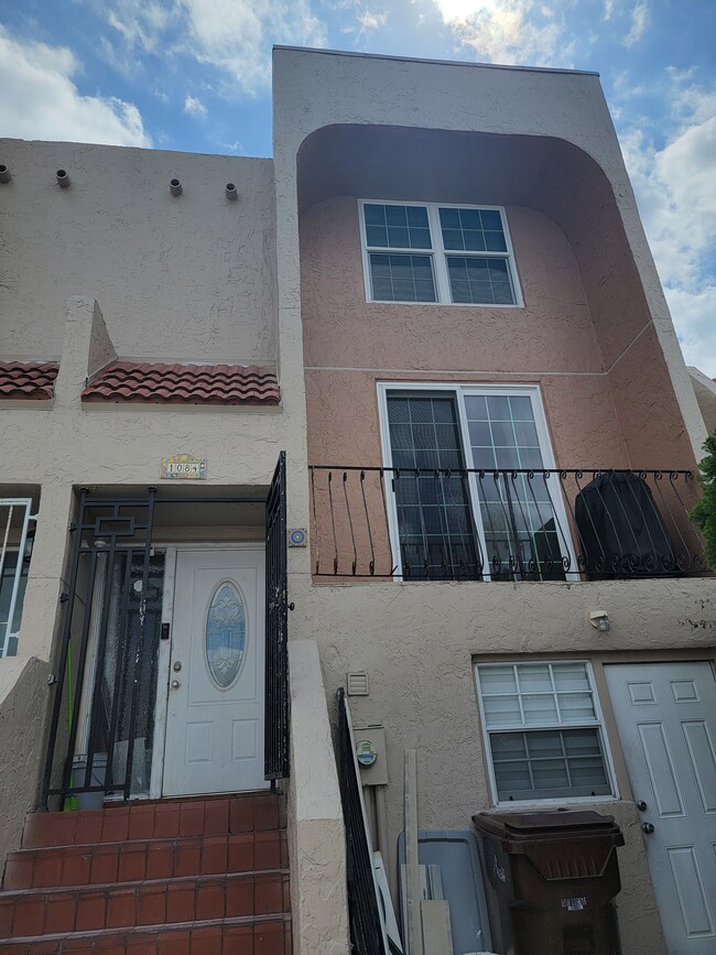 1078 W 42nd Pl, Unit Efficiency in Hialeah, FL - Building Photo - Building Photo