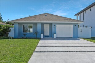 532 103rd Ave N in Naples, FL - Building Photo