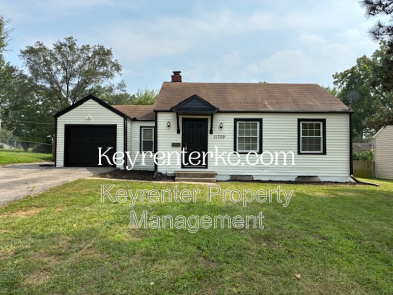 11329 East 39th St S in Independence, MO - Building Photo